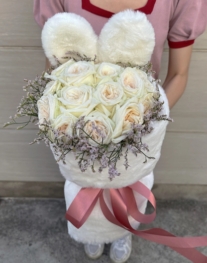 A095 ช่อดอกไม้หูกระต่าย Snowny Bunny จัดด้วยดอกกุหลาบสีครีมขาว 15 ดอก ช่อใหญ่ ผูกรอบด้วยสุ่ยชมพู