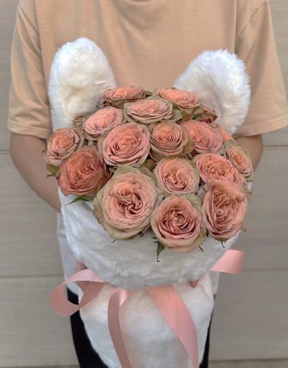 A096 ช่อดอกไม้กระต่ายสุดน่ารัก แสดงความห่วงใย Lola Bonita จัดด้วยดอกกุหลาบสีคาปูชิโน่