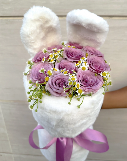 A097 ช่อดอกไม้ Violet Blooms จัดดอกกุหลาบสีม่วง เเซมด้วยดอกเดซี่ เเทรกความน่ารักด้วยหูกระต่าย