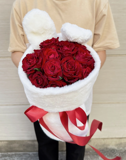 A098 ช่อดอกไม้กระต่ายคู่รัก Garnet Glamour จัดด้วยดอกกุหลาบสีเเดงเข้ม 15 ดอก